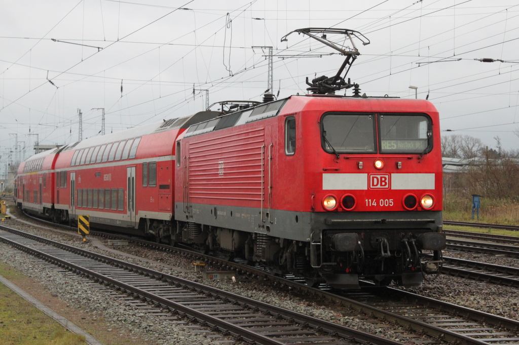 114 005 beim Rangieren am 11.12.2015 im Rostocker Hbf.