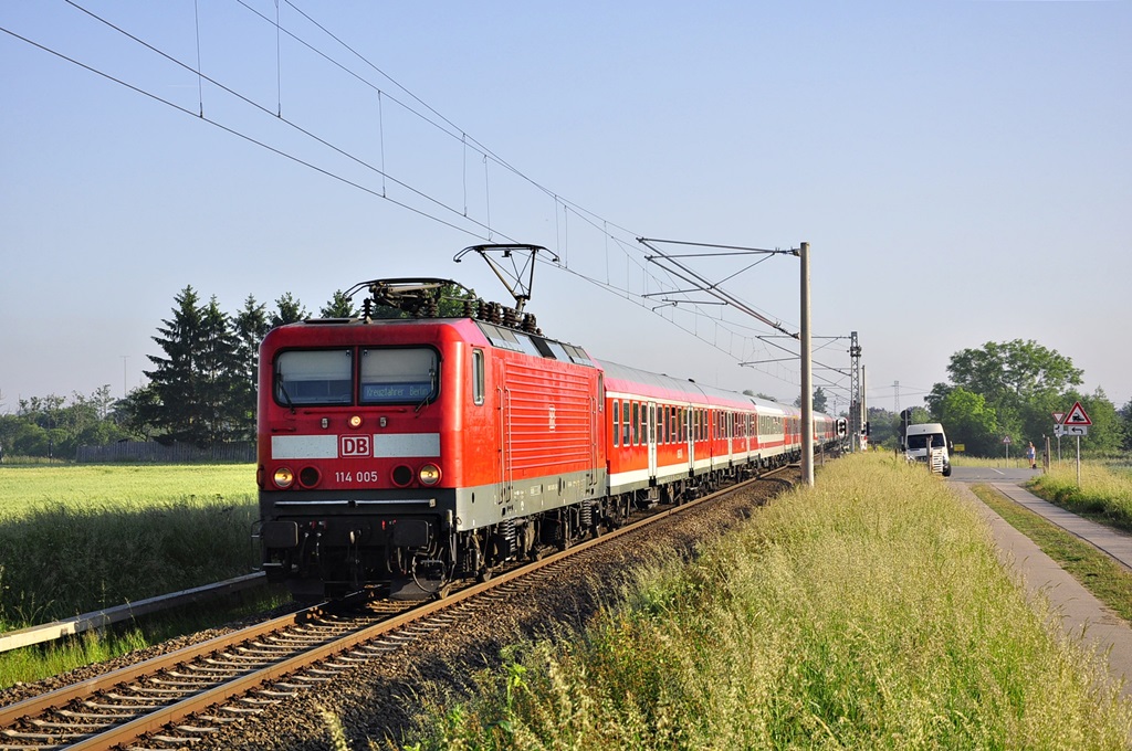 114 005 bespannt den RE 13290 nach Berlin am 04.06.2016,hier in Gragetopshof.