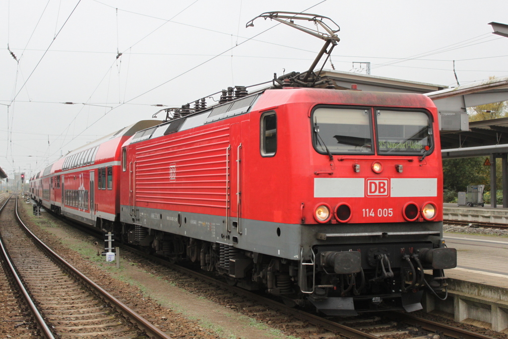 114 005 mit RE 5(RE 4363)von Rostock Hbf nach Wnsdorf-Waldstadt bei der Bereitstellung im Rostocker Hbf.21.10.2016