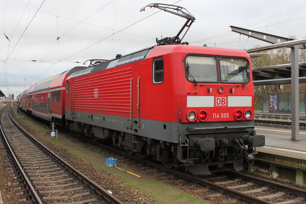 114 005 stand am 22.11.2015 mit RE5 von Rostock Hbf nach Lutherstadt Wittenberg im Rostocker Hbf.