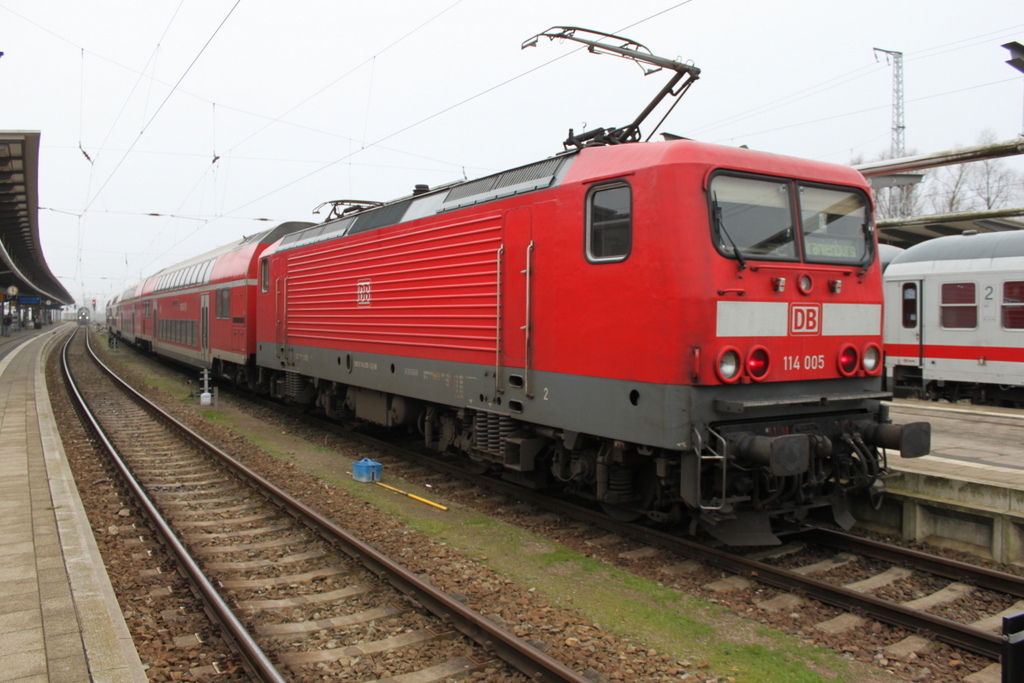 114 005 stand am 27.11.2015 mit RE 4361 von Rostock Hbf nach Oranienburg im Rostocker Hbf Grund: Entschrfung einer Fliegerbombe: Auf der Strecke Neustrelitz Hbf-Berlin Hbf(tief)zwischen Oranienburg und Birkenwerder(b Berlin). 