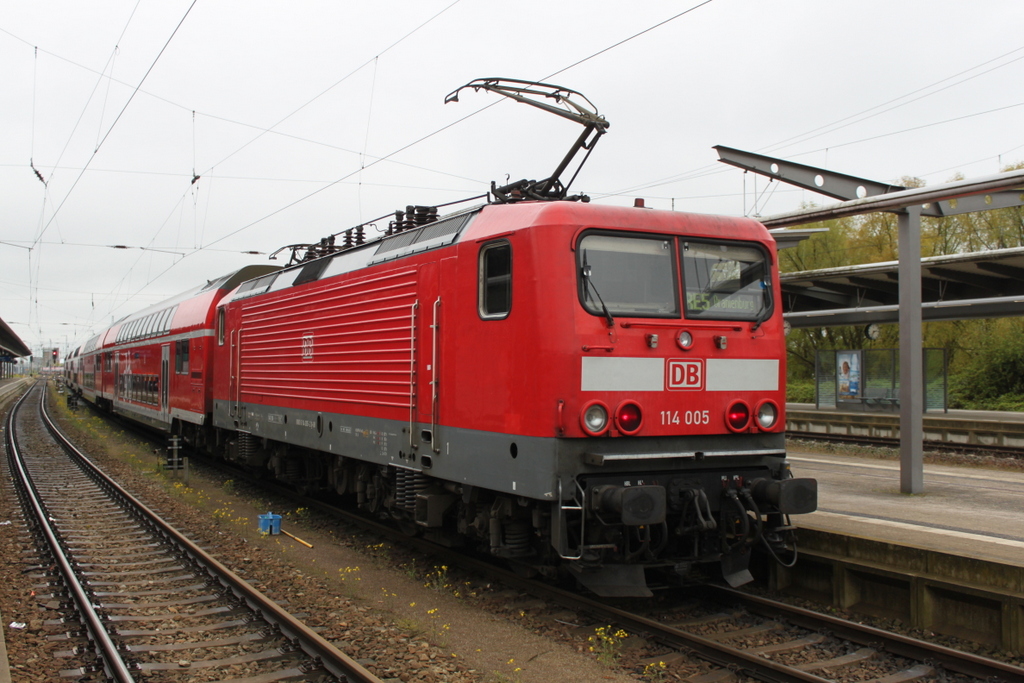 114 005(Nora)mit RE 4363 von Rostock nach Oranienburg bei der Ausfahrt im Rostocker Hbf.05.05.2017