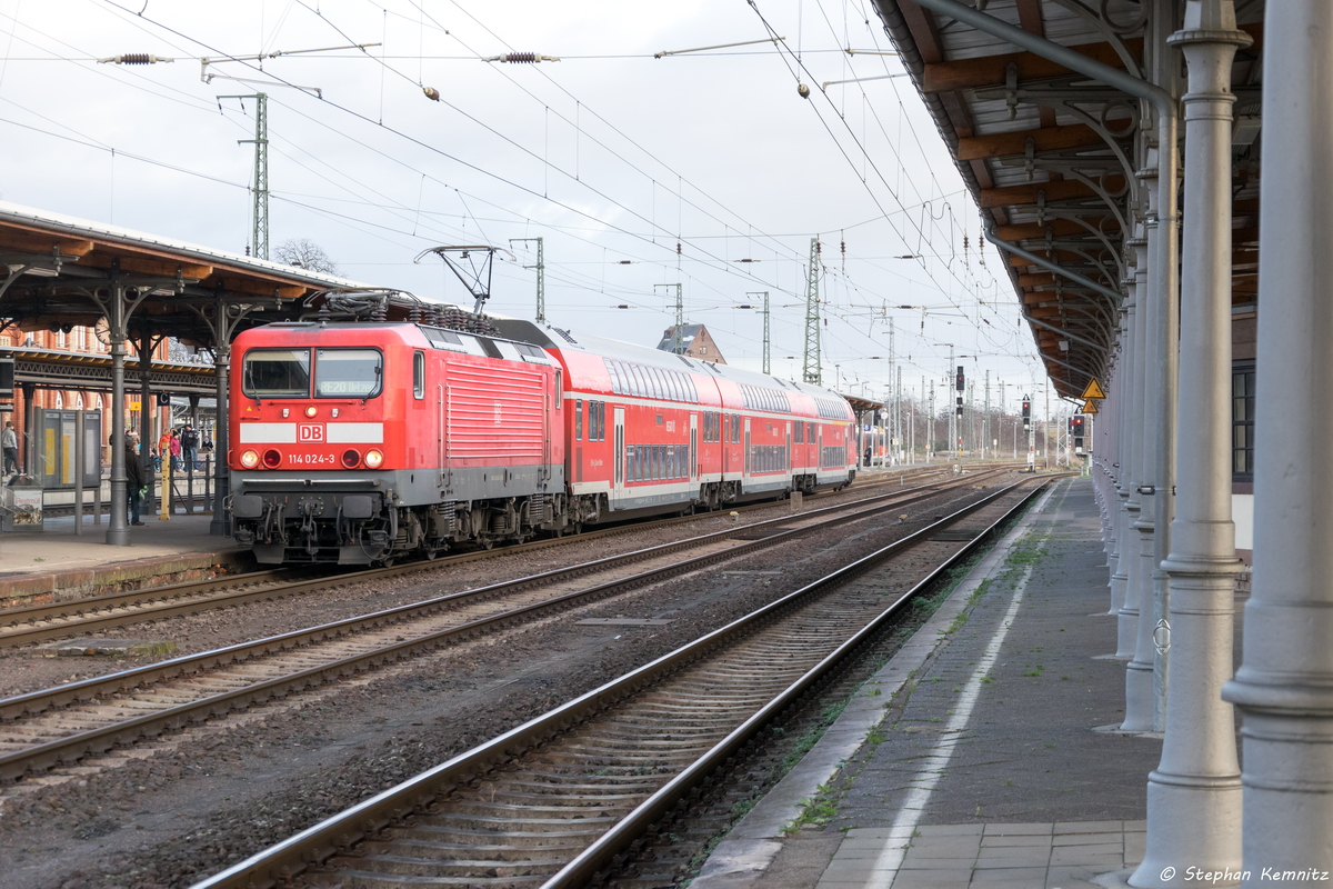 114 024-3 mit dem RE20 (RE 17616) von Halle(Saale)Hbf nach Uelzen in Stendal am 12.12.2015. Ab dem 13.12.2015 fährt der RE20 nur noch zwischen Magdeburg Hbf und Uelzen.