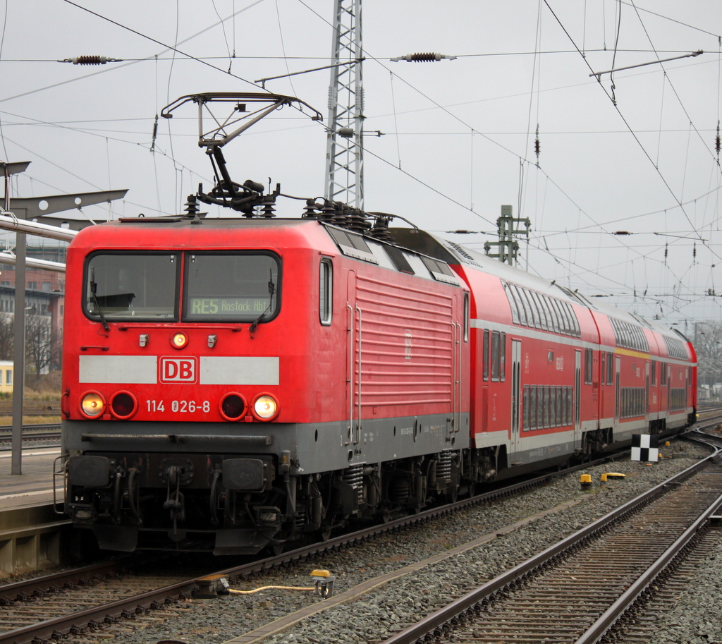 114 026-8 beim Rangieren am 05.01.2014 im Rostocker Hbf.