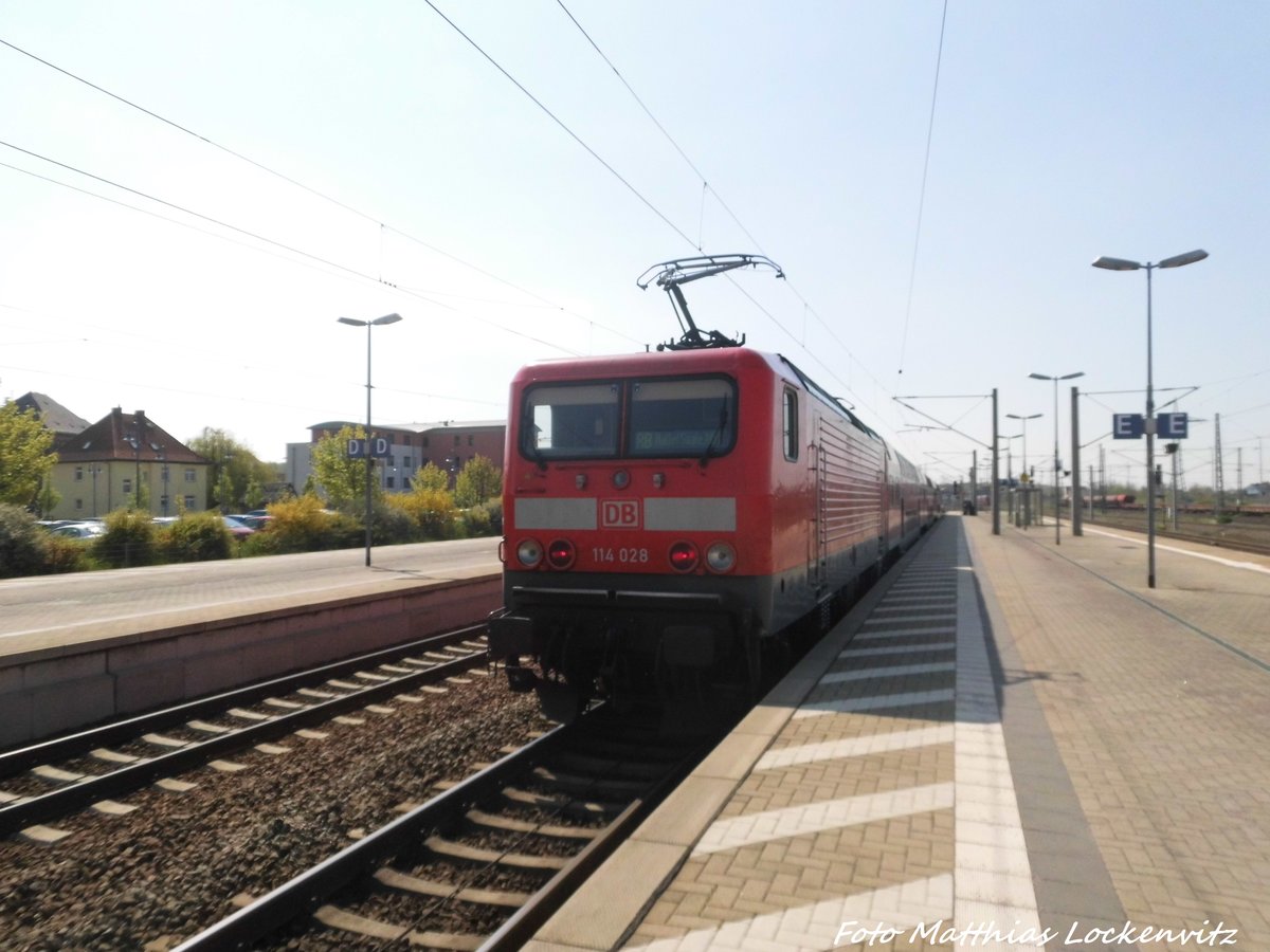 114 028 beim verlassen des Bitterfelder Bahnhofs am 2.5.16