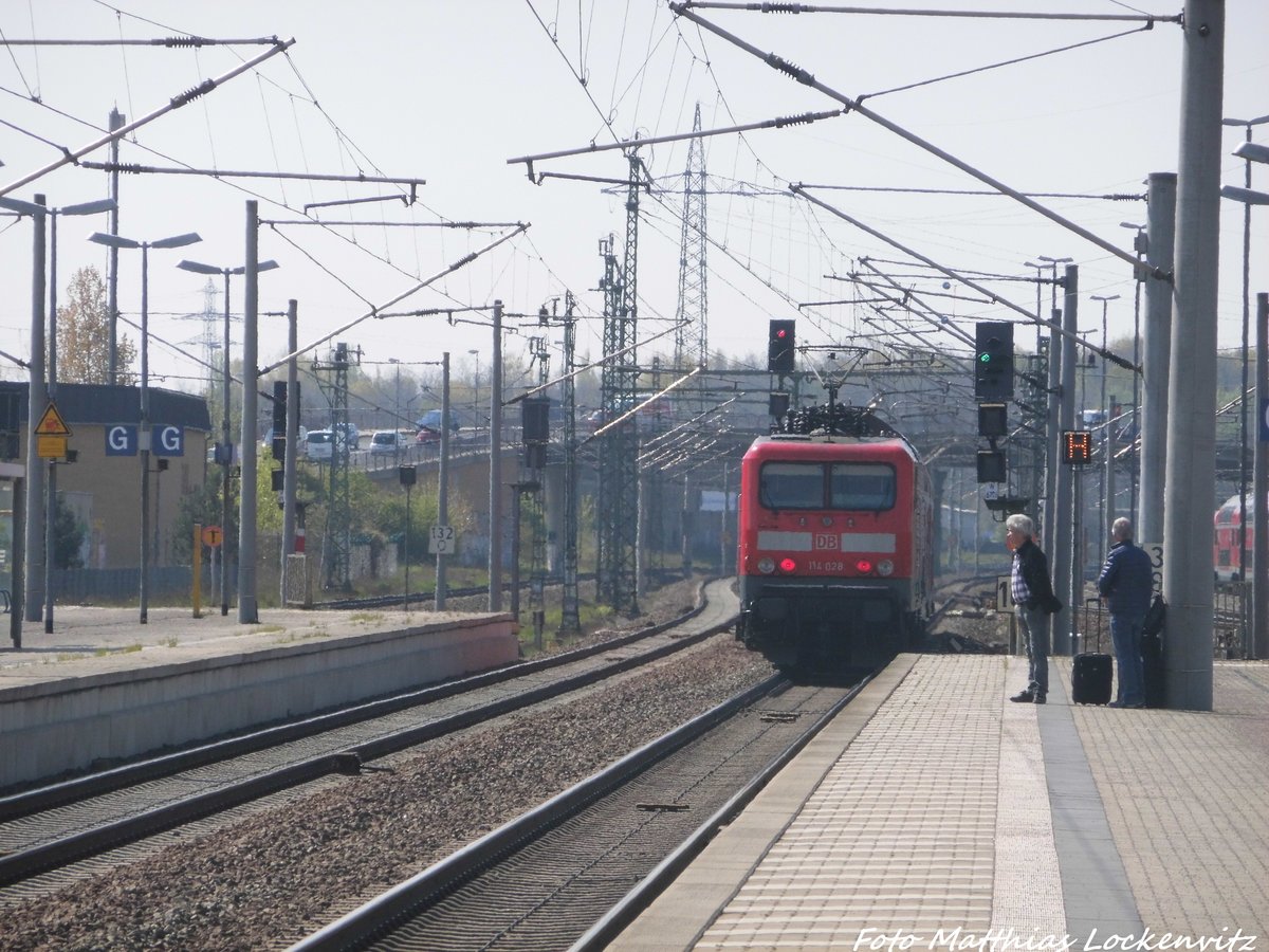 114 028 beim verlassen des Bitterfelder Bahnhofs am 2.5.16