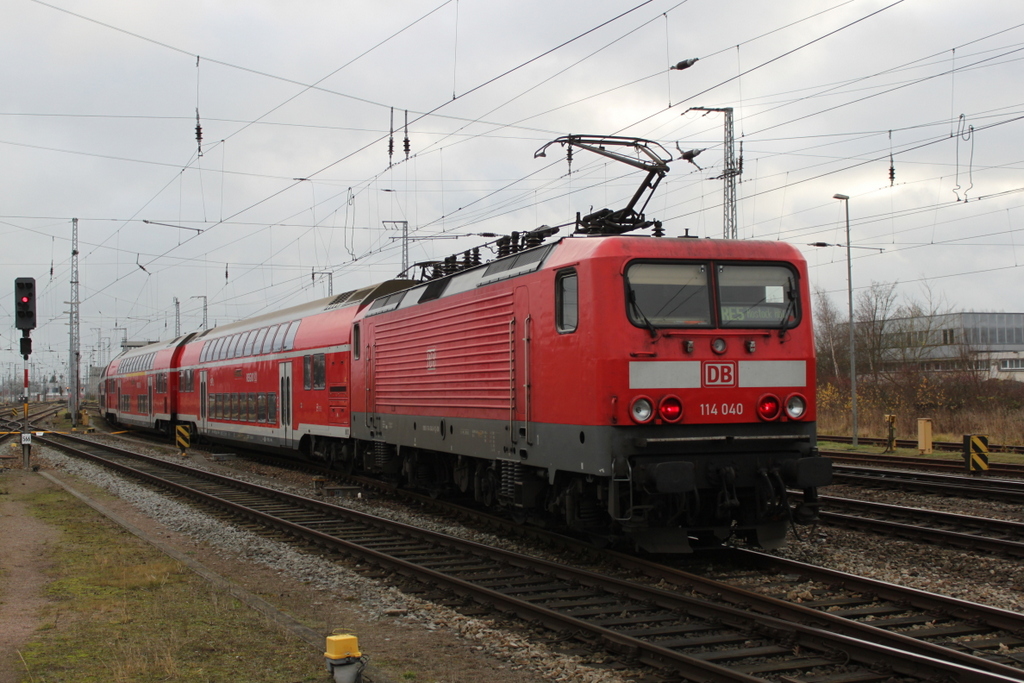 114 040-9 mit RE 4363 von Rostock Hbf nach Wünsdorf-Waldstadt beim Rangieren im Rostocker Hbf.09.12.016