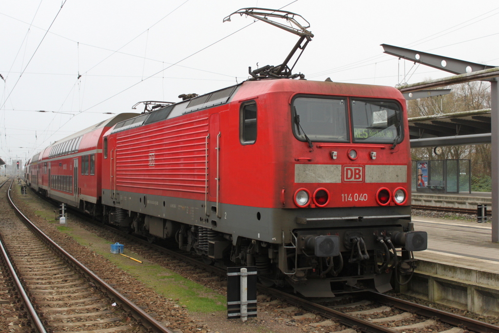 114 040 stand am 27.11.2015 mit RE 4363 von Rostock Hbf nach Oranienburg im Rostocker Hbf Grund: Entschrfung einer Fliegerbombe: Auf der Strecke Neustrelitz Hbf-Berlin Hbf(tief)zwischen Oranienburg und 
Birkenwerder(b Berlin).
