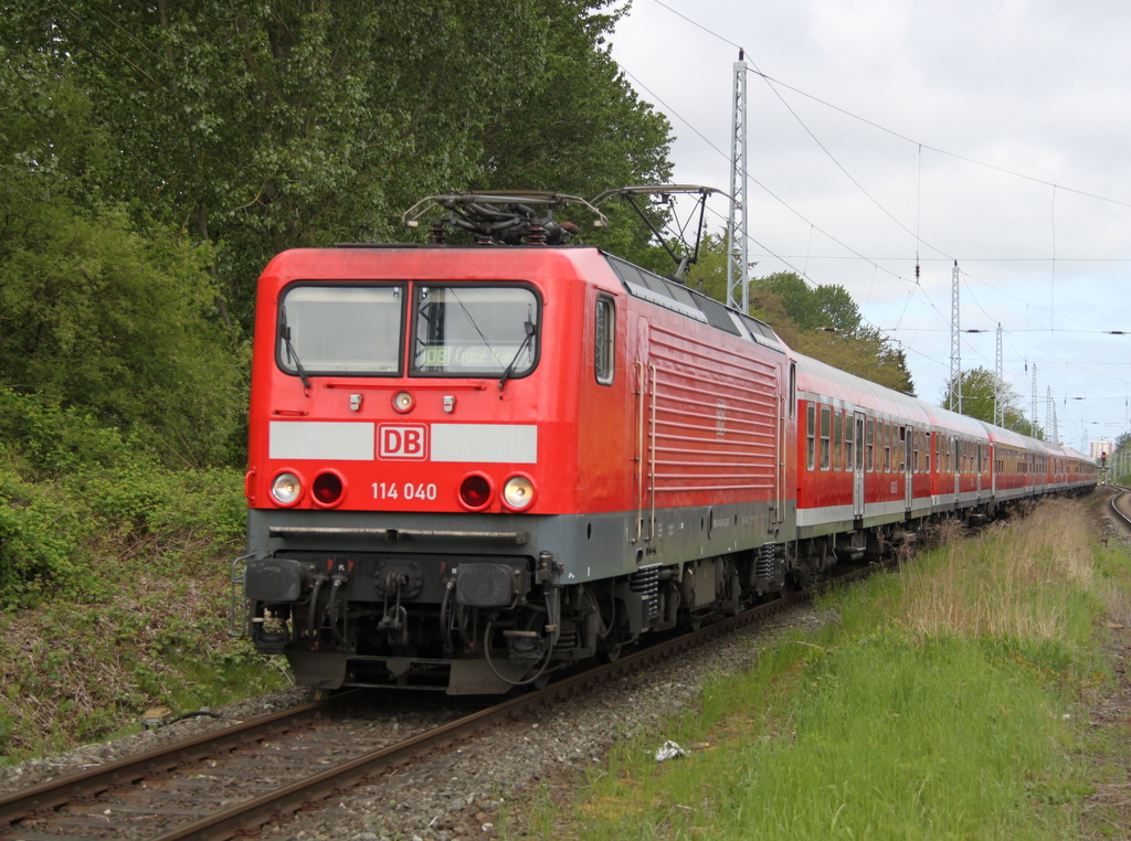 114 040(Cruise Train Berlin)mit Sonderzug 13290 von Warnemnde nach Berlin-Ostbahnhof bei der Durchfahrt am 16.05.2016 im Haltepunkt Rostock-Bramow.