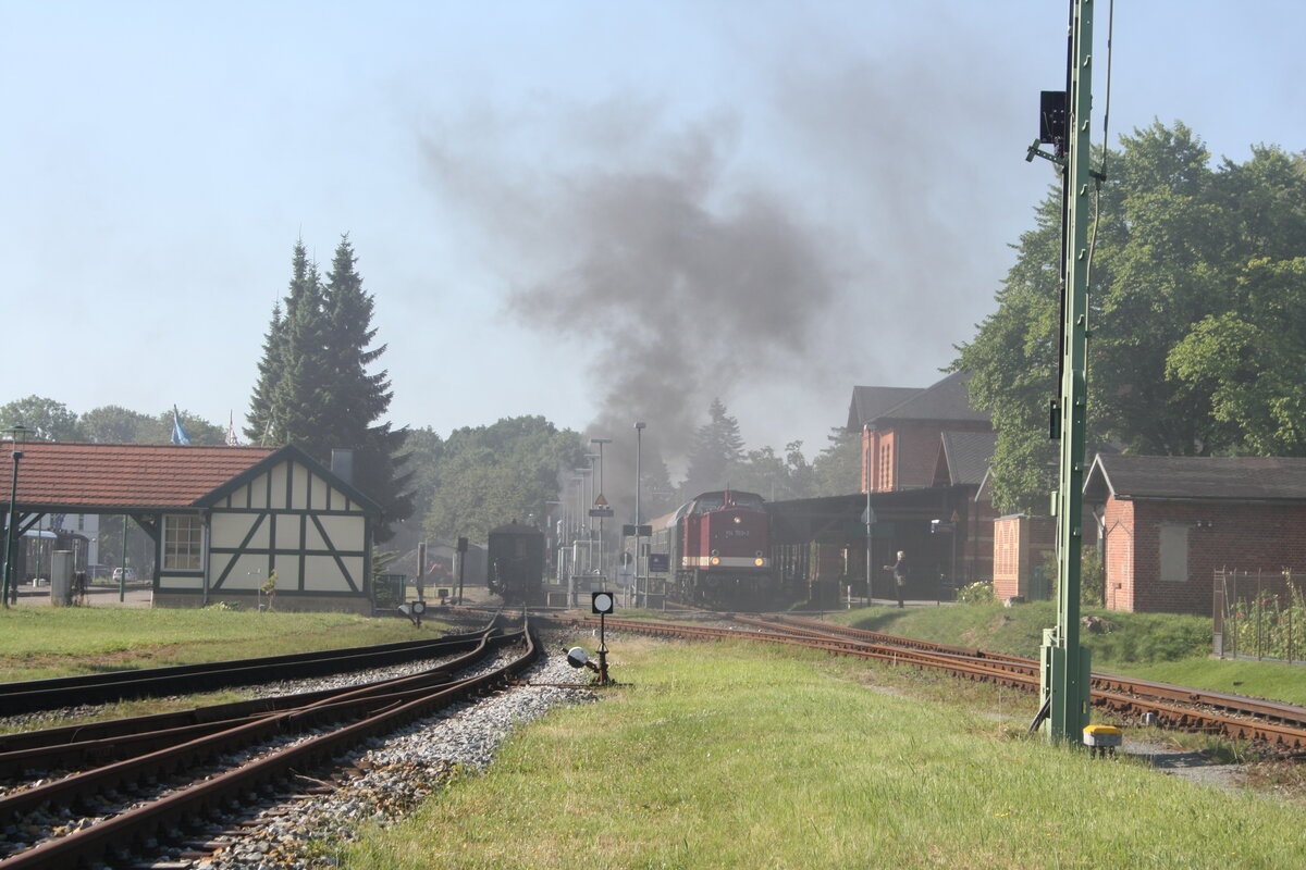 114 703 (203 230) und 86 1744 verlassen Putbus in Richtung Bergen auf Rgen am 30.7.21