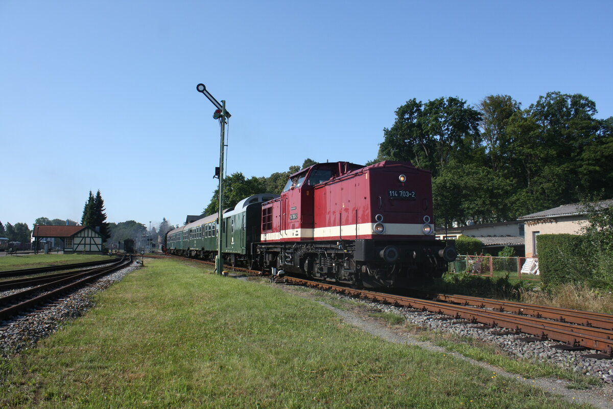 114 703 (203 230) und 86 1744 verlassen Putbus in Richtung Bergen auf Rgen am 30.7.21