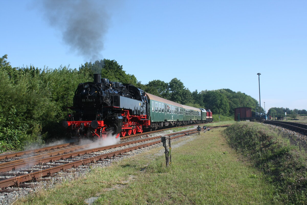 114 703 (203 230) und 86 1744 verlassen Putbus in Richtung Bergen auf Rgen am 30.7.21