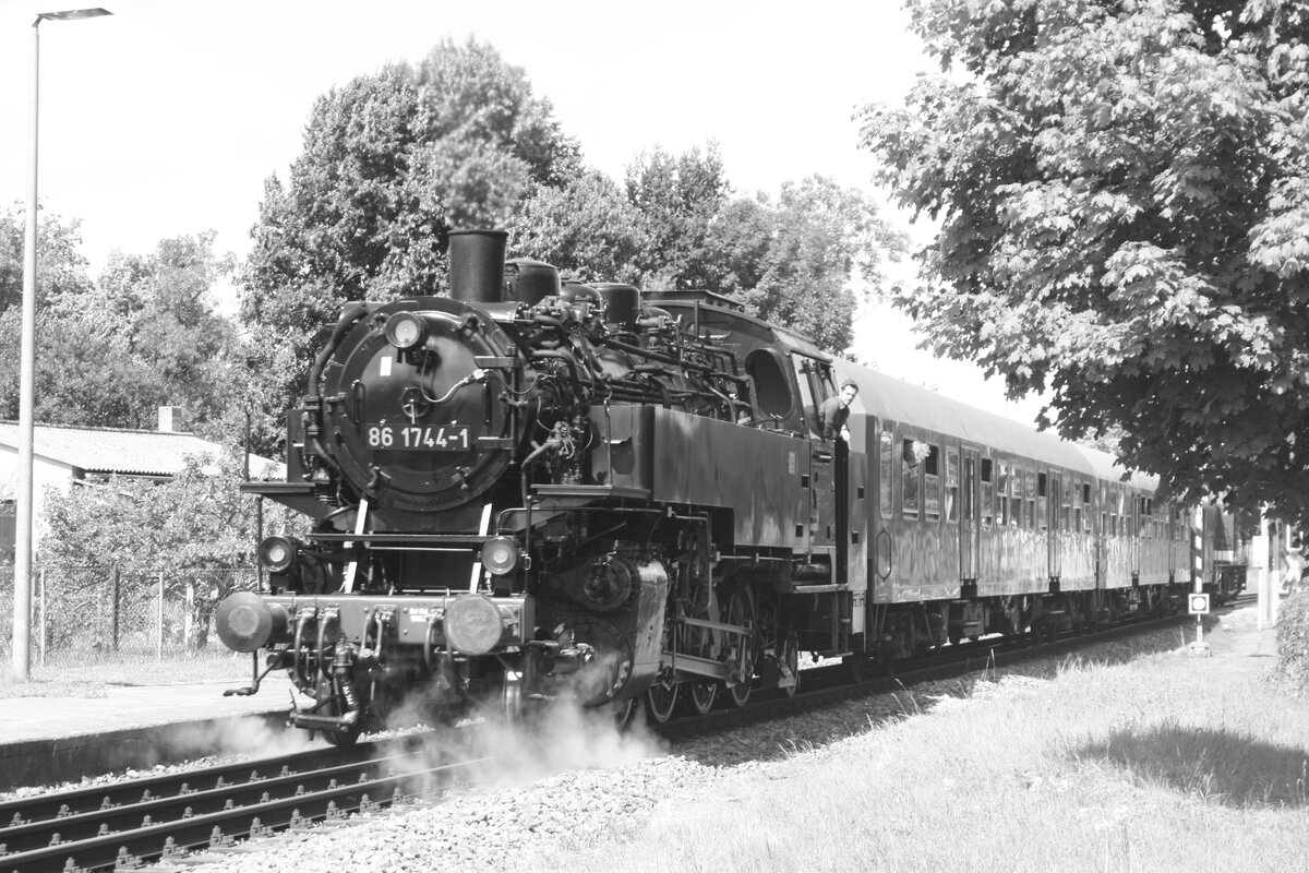 114 703 (203 230) und 86 1744 bei der Ausfahrt im Bahnhof Lauterbach (Rgen) am 30.7.21