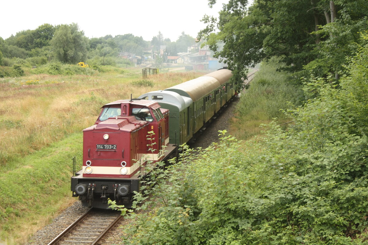 114 703 (203 230) und 86 1744 verlassen Putbus in Richtung Bergen auf Rgen am 31.7.21