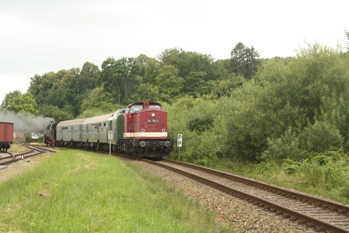 114 703 (203 230) und 86 1744 verlassen Putbus in Richtung Bergen auf Rgen am 1.8.21