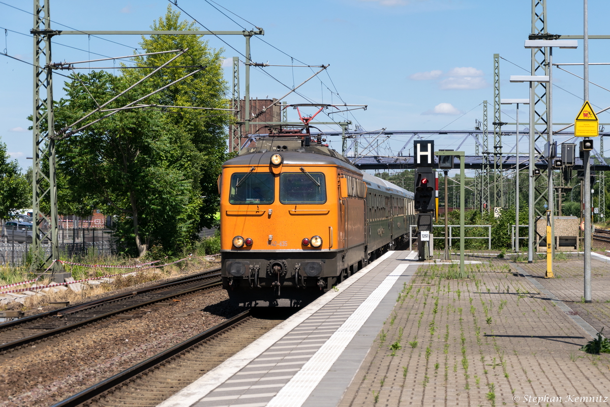 1142 635-3 northrail GmbH mit Classic Courier Sonderzug auf der Rckfahrt von Polen nach Stuttgart, bei der Durchfahrt in Brandenburg. 30.06.2015