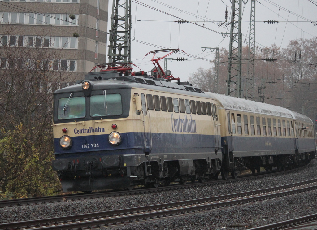 1142 704 mit CBB/DPE 348 von Nürnberg nach Gelsenkirchen am 24.11.2018 in Düsseldorf Volksgarten.