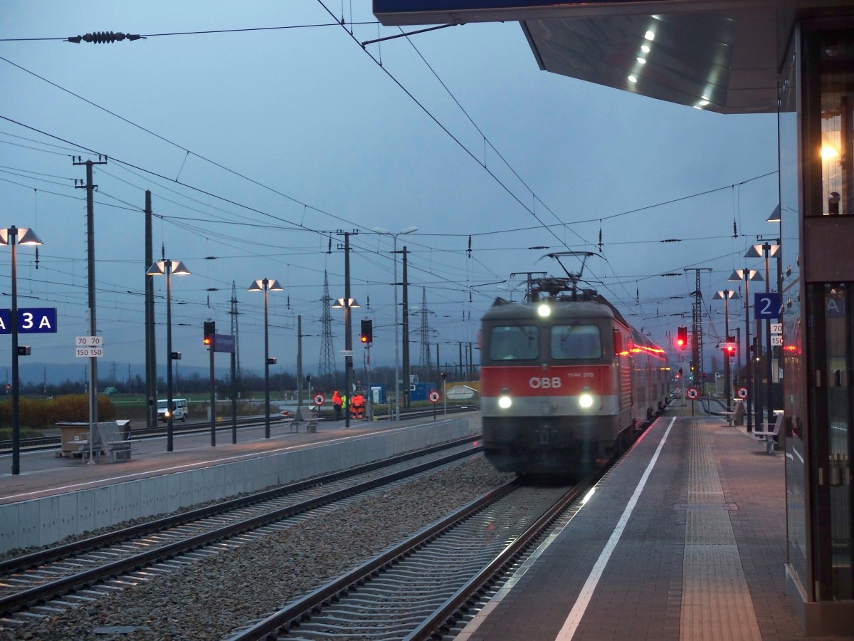 1144 xxx am 05.12. mit REX nach Sigmundsherberg bei der Einfahrt in Absdorf-Hippersdorf.