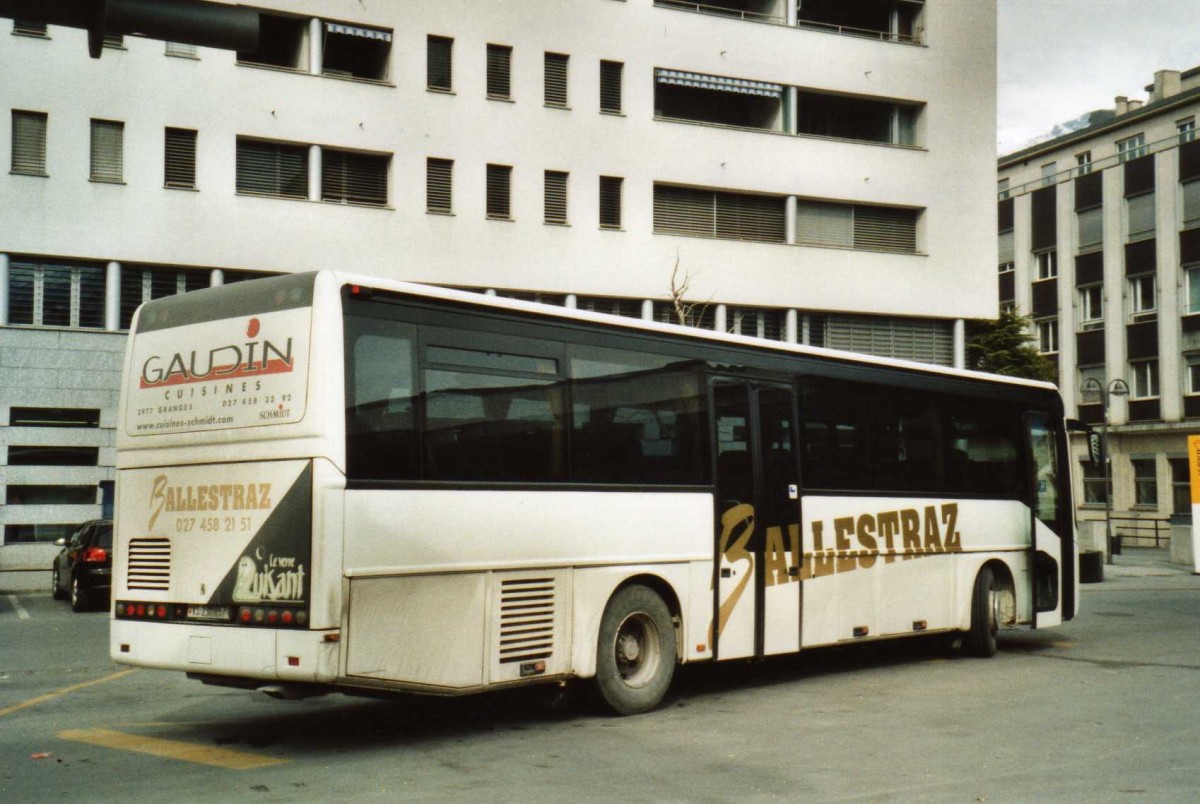 (114'633) - Ballestraz, Grne - VS 230'657 - Renault am 1. Mrz 2009 beim Bahnhof Sierre