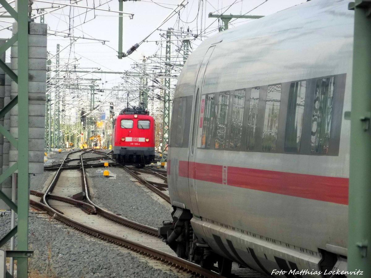 115 198-4 und ein ICE beim verlsst den Leipziger Hbf am 26.7.16