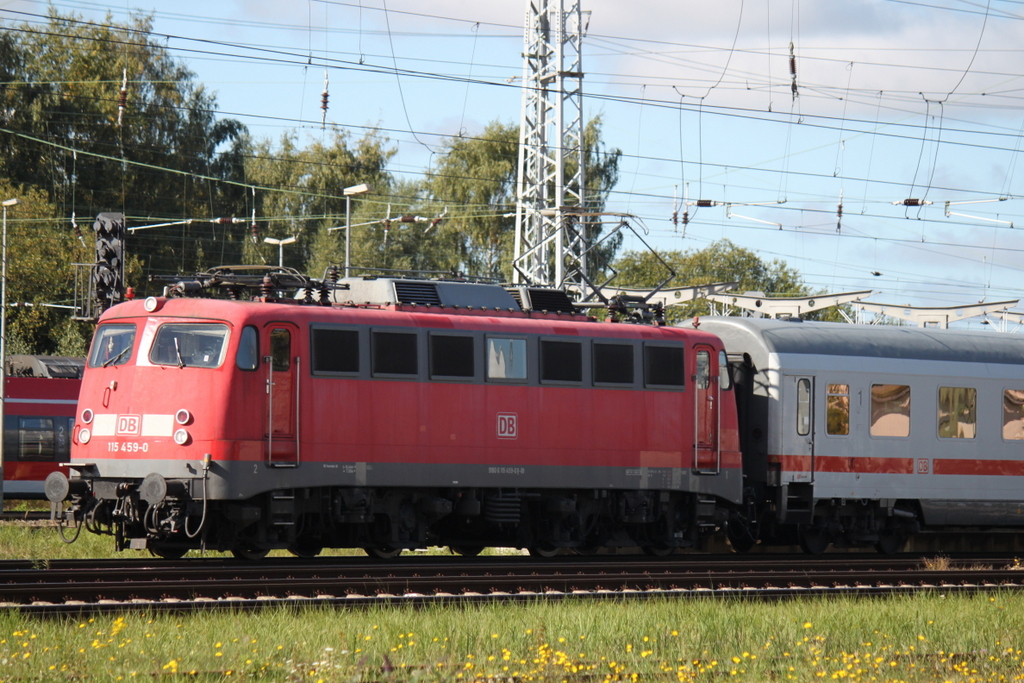 115 459-0 mit IC 2182(Hamburg-Stralsund)bei der Ausfahrt im Rostocker Hbf.27.09.2015