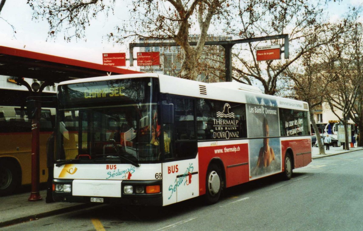 (115'707) - Lathion, Sion - Nr. 69/VS 27'782 - MAN (ex P 25'617) am 30. Mrz 2009 beim Bahnhof Sion