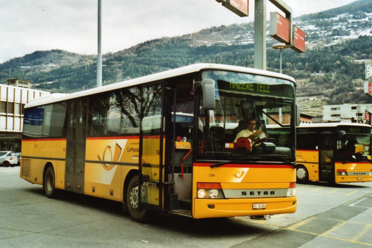 (115'708) - Rey, Ayent - Nr. 256/VS 84'256 - Setra (ex Buchard, Leytron) am 30. Mrz 2009 beim Bahnhof Sion