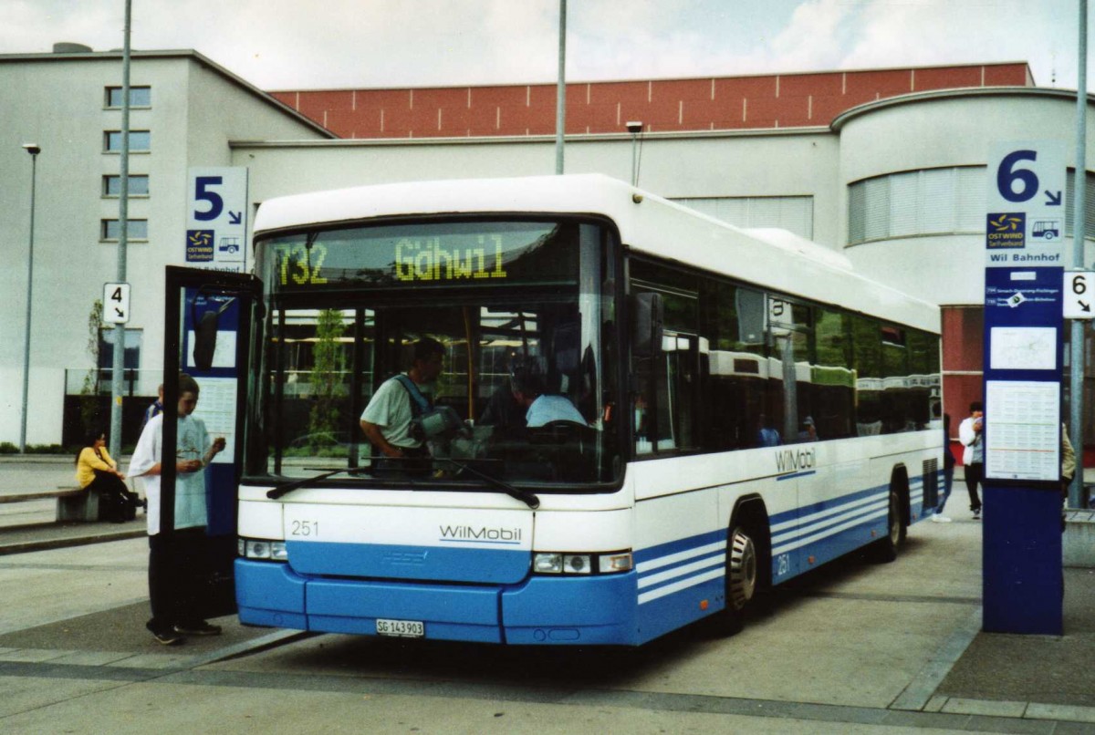 (115'935) - WilMobil, Wil - Nr. 251/SG 143'903 - Volvo/Hess (ex BOS Wil Nr. 22) am 22. April 2009 beim Bahnhof Wil