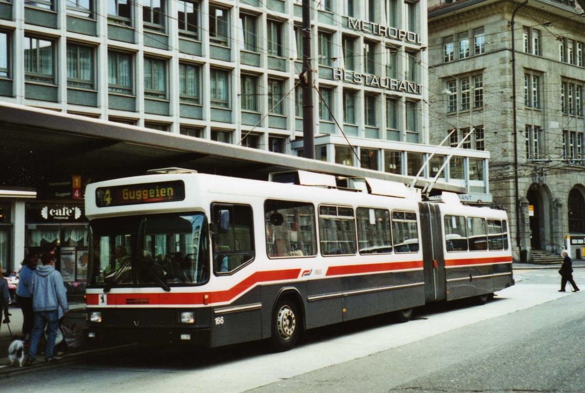 (116'008) - VBSG St. Gallen - Nr. 166 - NAW/Hess Gelenktrolleybus am 22. April 2009 beim Bahnhof St. Gallen