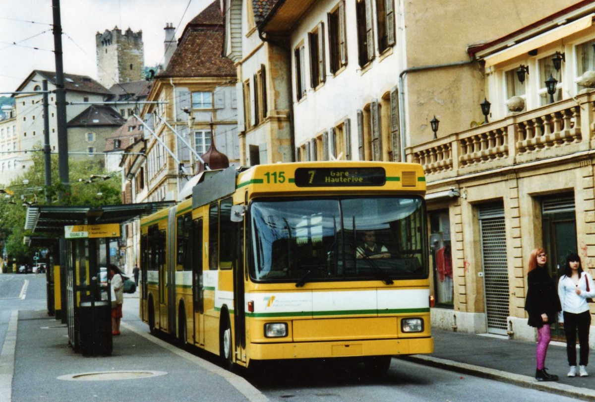 (116'310) - TN Neuchtel - Nr. 115 - NAW/Hess Gelenktrolleybus am 3. Mai 2009 in Neuchtel, Place Pury