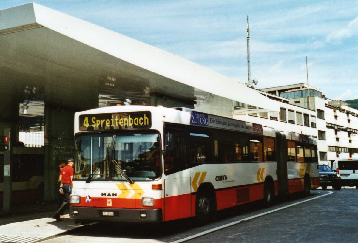 (117'410) - RVBW Wettingen - Nr. 123/AG 18'085 - MAN/R&J am 8. Juni 2009 beim Bahnhof Baden