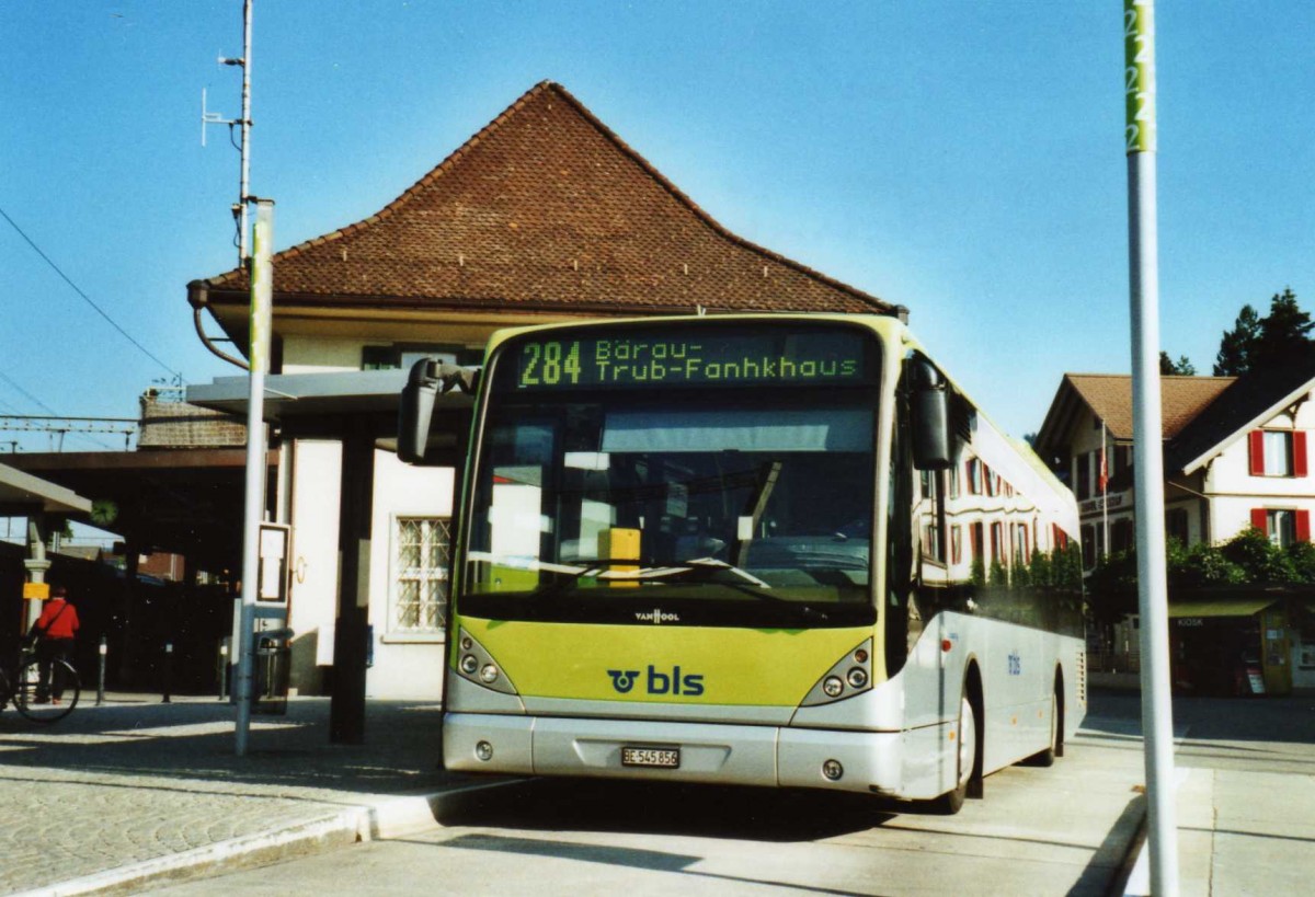 (117'908) - Busland, Burgdorf - Nr. 8/BE 545'856 - Van Hool am 4. Juli 2009 beim Bahnhof langnau