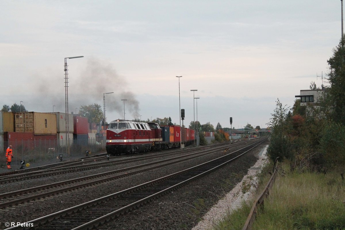 118 770 und 204 237 ziehen den ersten Teil des Wiesau Containerzugs nach Hof raus aus dem Gelände vom Ziegler. 04.10.17