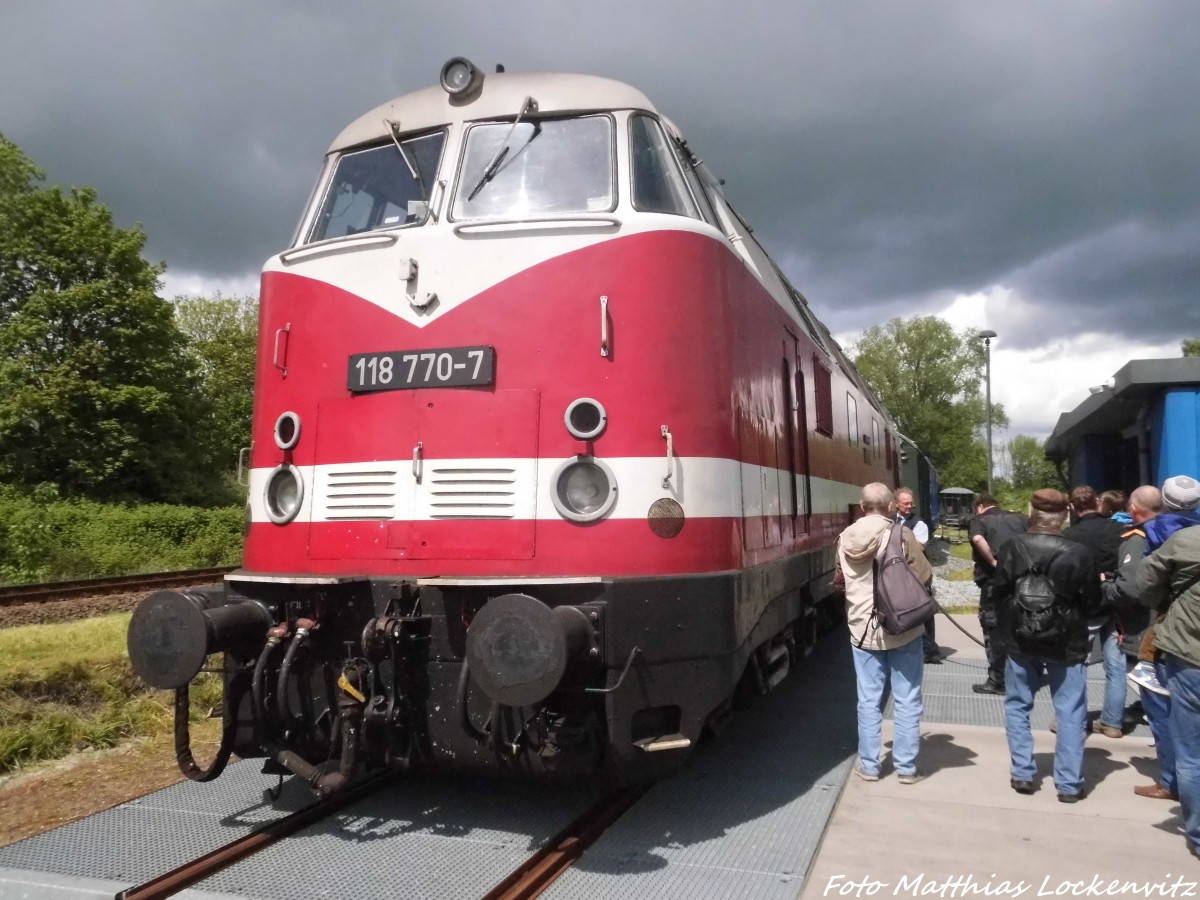 118 770-7 beim Tanken in Putbus am 30.5.15