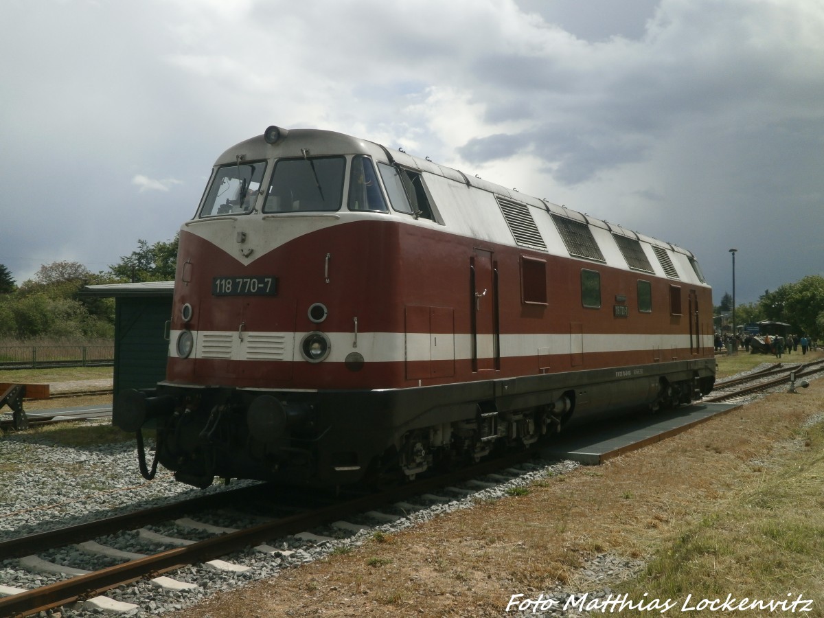 118 770-7 beim Tanken in Putbus am 30.5.15