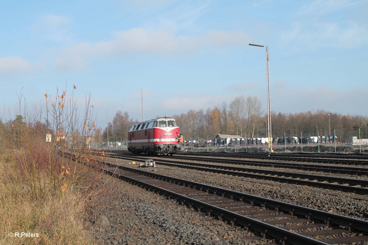 118 770 hing am Zugschluss vom Holzzug, hier setzt sie in Wiesau um. 22.11.14