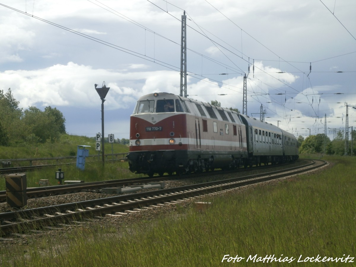 118 770 mit 01 0509 beim einfahren in Bergen auf Rgen am 30.5.15