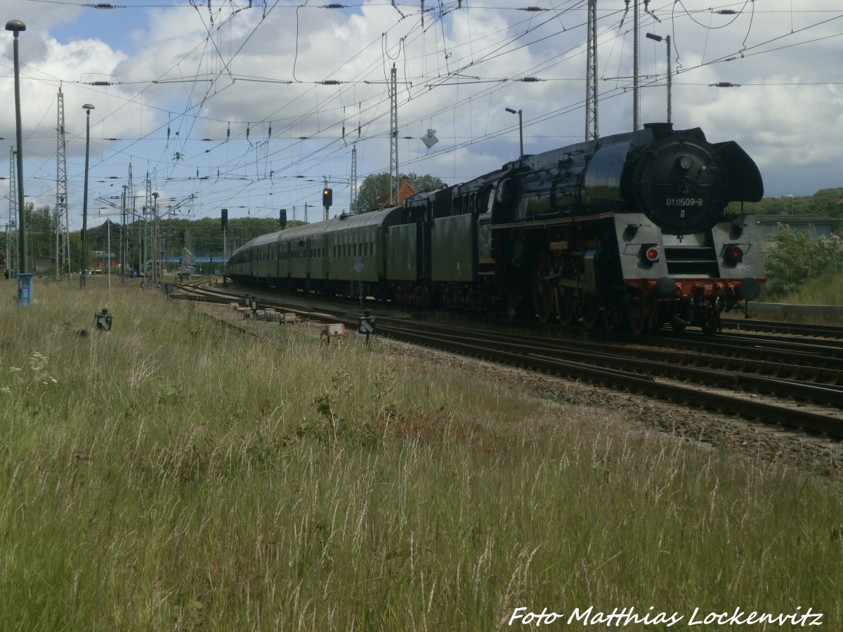 118 770 mit 01 0509 beim einfahren in Bergen auf Rgen am 30.5.15