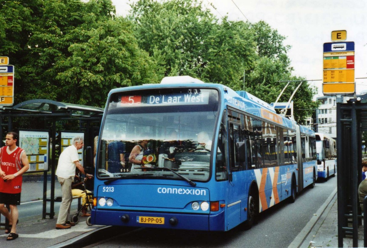 (118'225) - Connexxion - Nr. 5213/BJ-PP-05 - Berkhof Gelenktrolleybus am 5. Juli 2009 beim Bahnhof Arnhem