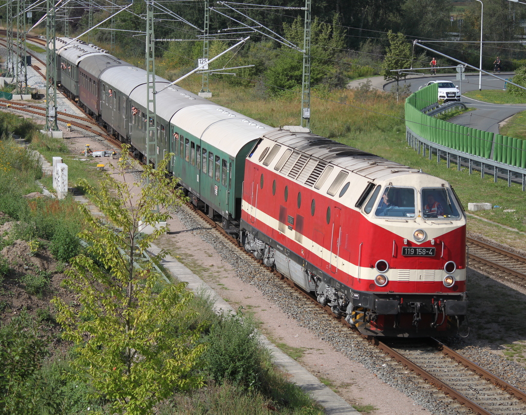 119 158-4 mit BMD von Berlin-Schöneweide nach Warnemünde bei der Durchfahrt in Warnemünde-Werft.10.08.2019