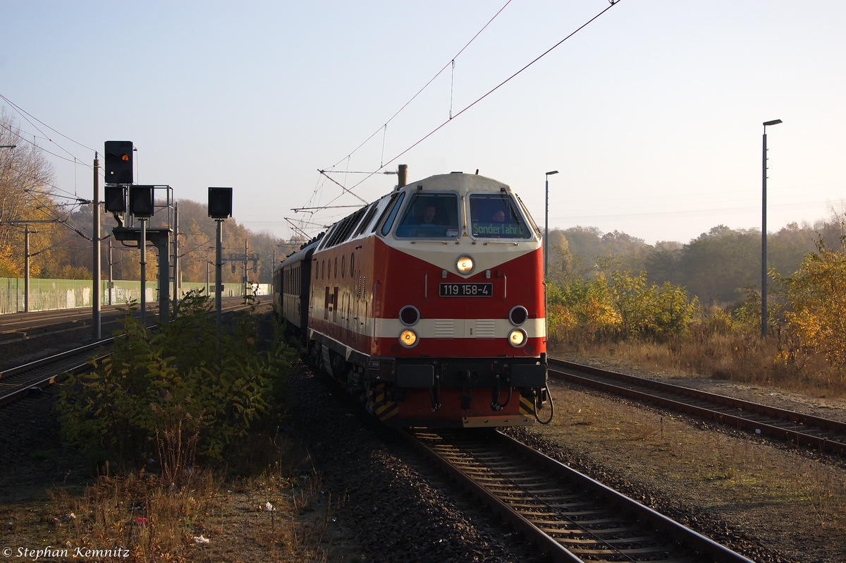 119 158-4 mit dem DPE 74735  Schienenkreuzfahrt durch den Norden – moderne Schiffe und alte Eisenbahn  von Berlin-Schöneweide nach Papenburg, bei der Durchfahrt in Rathenow. 07.11.2014