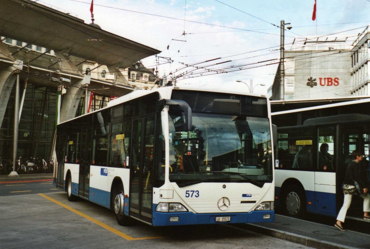 (119'210) - VBL Luzern - Nr. 573/LU 15'573 - Mercedes am 20. Juli 2009 beim Bahnhof Luzern