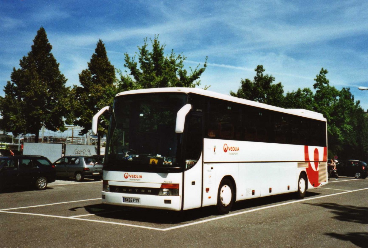 (119'413) - Aus England: VEOLIA - Nr. 74'024/BX55 FYV - Setra am 5. August 2009 in Thun, Seestrasse