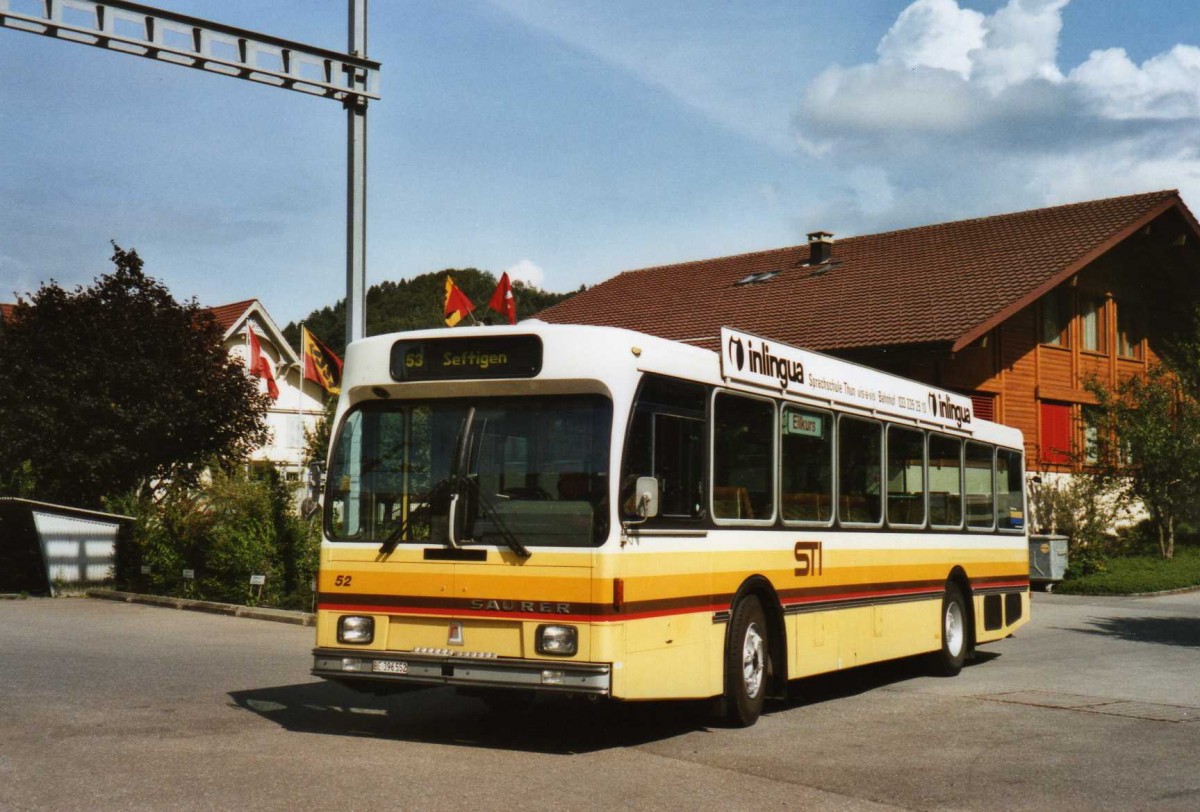 (119'617) - STI Thun - Nr. 52/BE 396'552 - Saurer/R&J am 9. August 2009 beim Bahnhof Wimmis