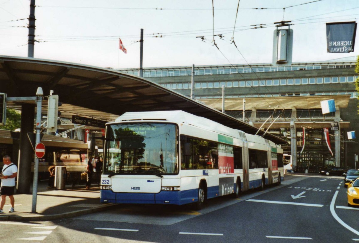 (119'721) - VBL Luzern - Nr. 232 - Hess/Hess Doppelgelenktrolleybus am 15. August 2009 beim Bahnhof Luzern