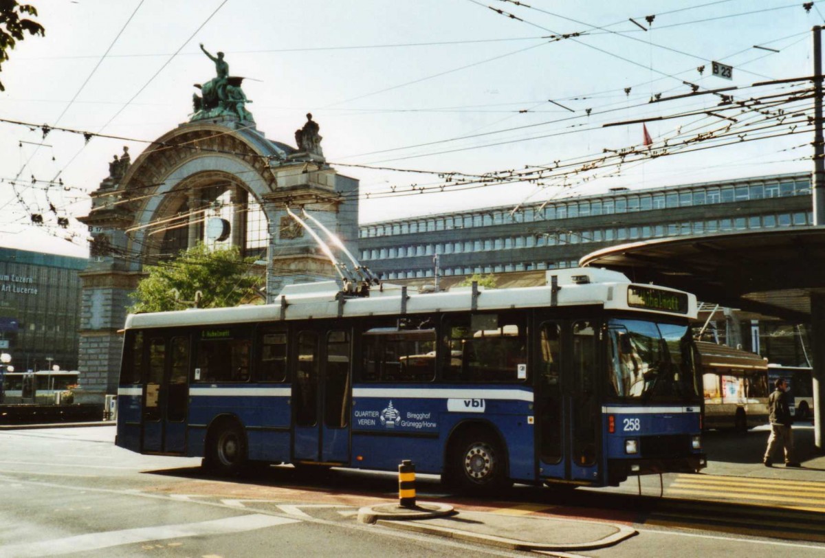 (119'722) - VBL Luzern - Nr. 258 - NAW/R&J-Hess Trolleybus am 15. August 2009 beim Bahnhof Luzern