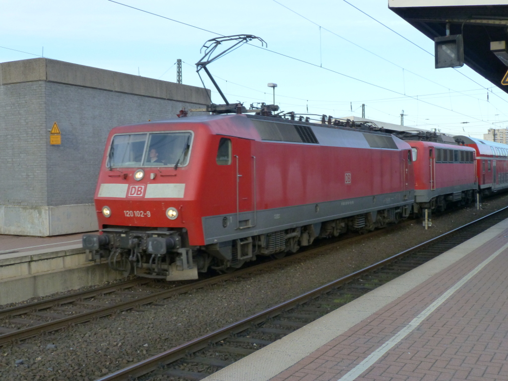 120 102 durchfhrt den Dortmunder Hauptbahnhof mit einem bunten berfhrungszug, hinter ihr die abgebgelte 140 537, ein Dosto-Steuerwagen und diverse IC-Wagen, 12.2.14.