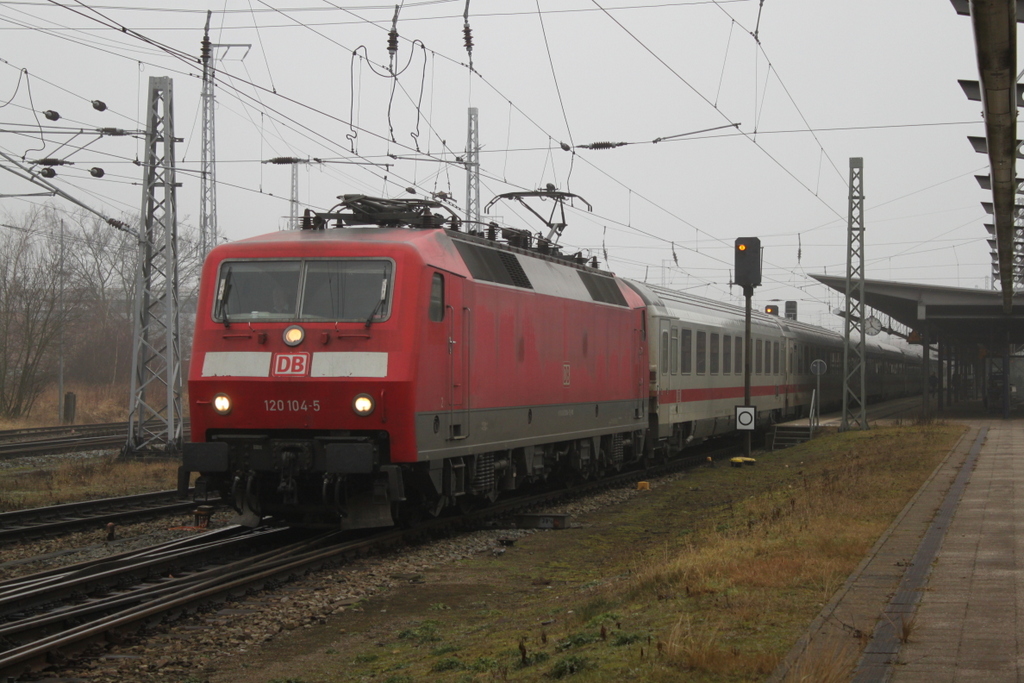 120 104-5 mit IC 2301(Warnemünde-München)bei der Ausfahrt am 04.02.2017 im Rostocker Hbf.