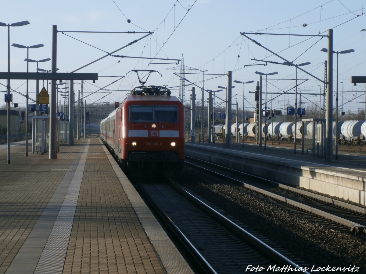 120 105-2 mit einem InterCity von 20 Minuten Versptung beim einfahren in den Bahnhof Bitterfeld am 28.2.15