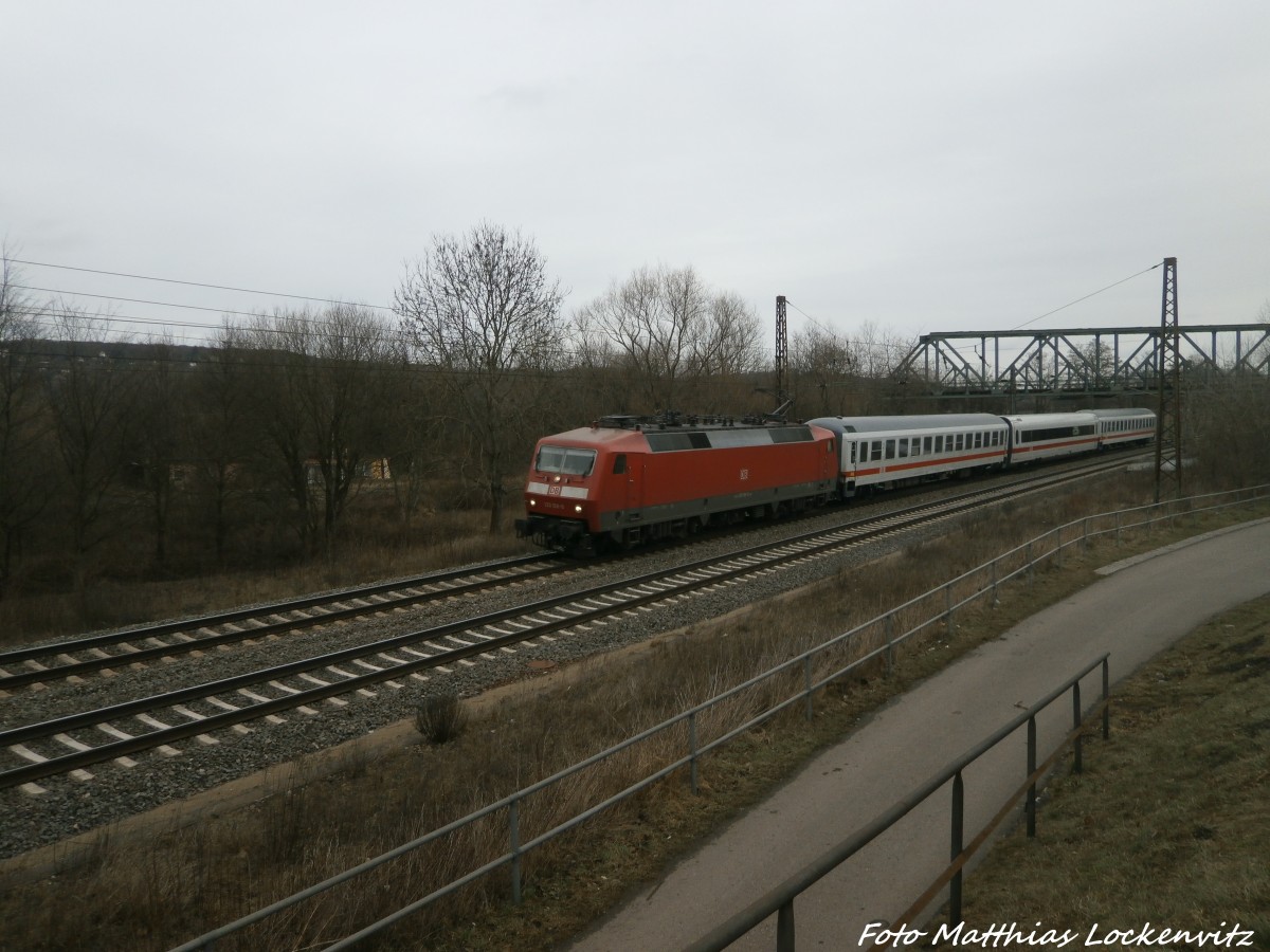 120 108-6 mit einem berfhrungszug kurz vo Naumburg (Saale) am 24.2.15